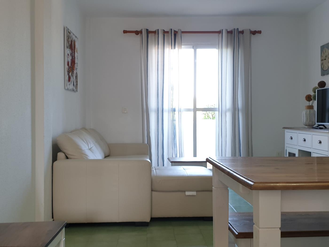 Ref 23V2E. Two-bedroom apartment on the second floor in Chiclana de la frontera (Cádiz)