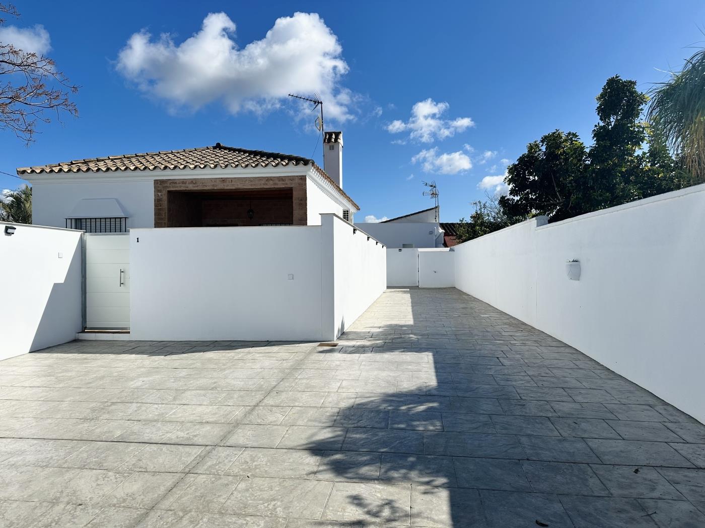 Ref P1. CHALET WITH TWO BEDROOMS AND PRIVATE POOL. in Chiclana de la Frontera