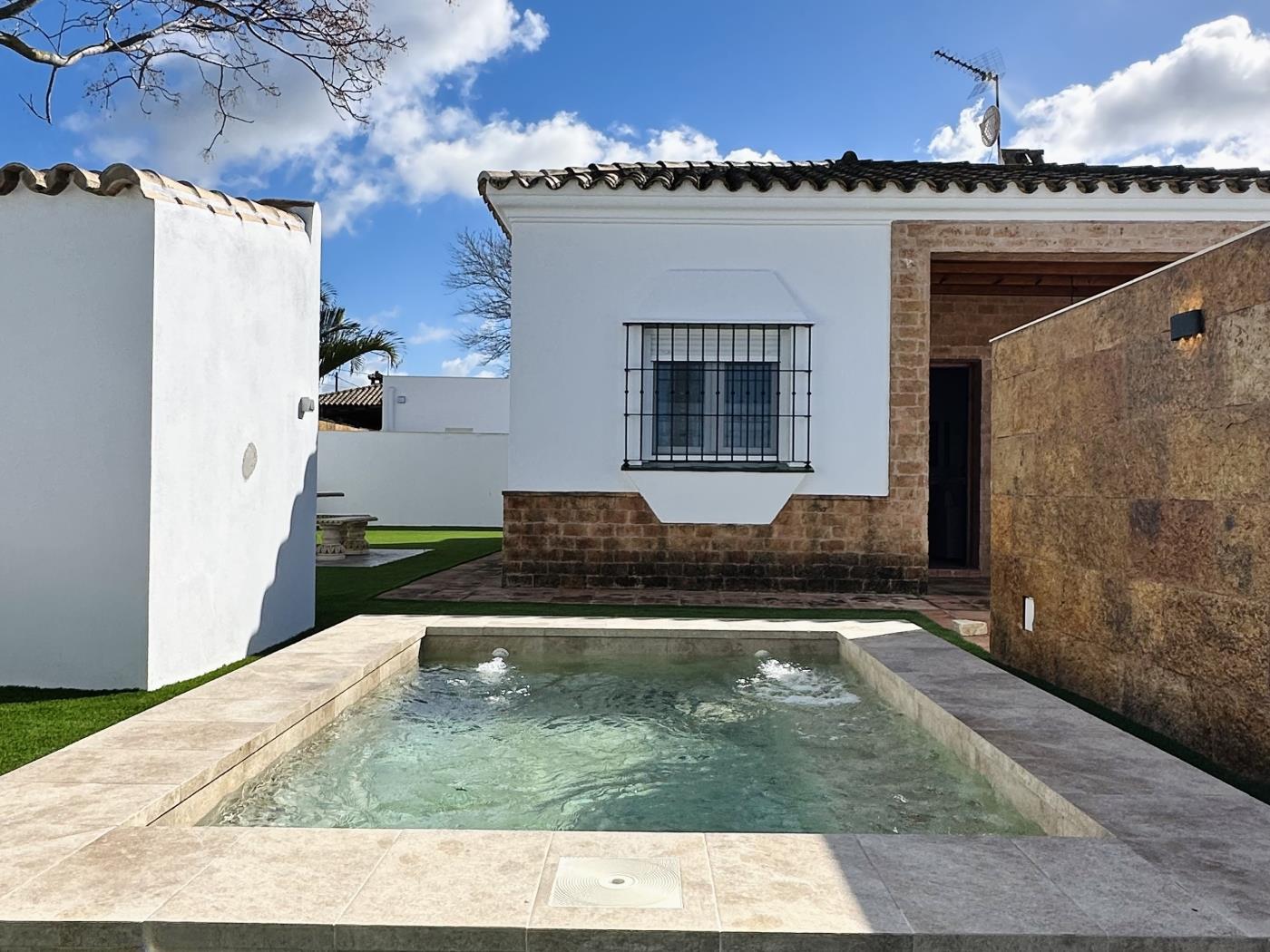 Ref P1. CHALET WITH TWO BEDROOMS AND PRIVATE POOL. in Chiclana de la Frontera