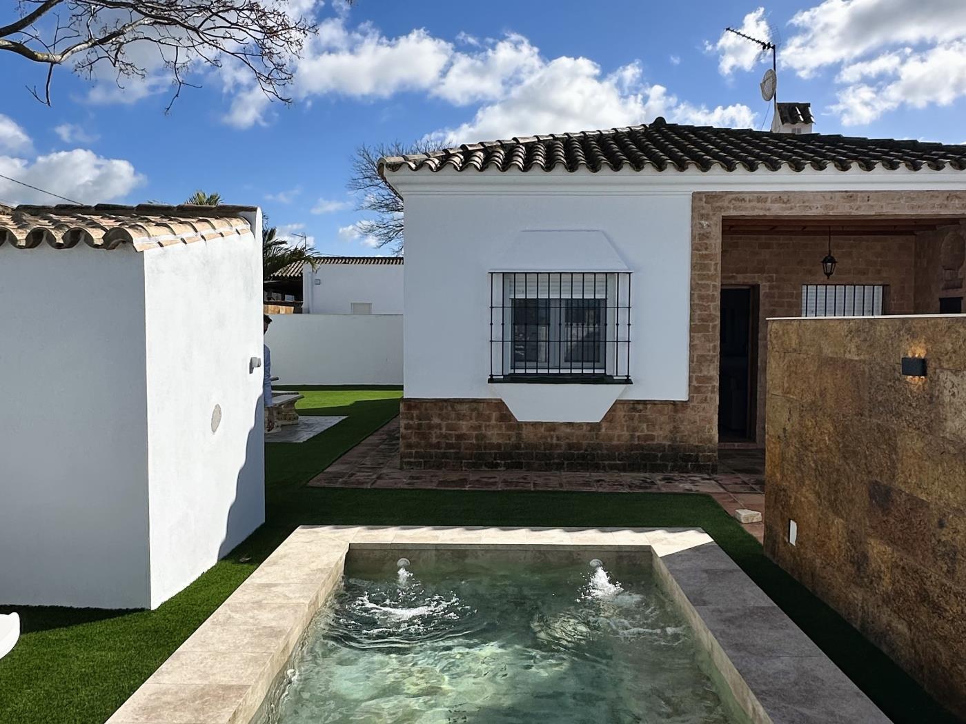 Ref P1. CHALET WITH TWO BEDROOMS AND PRIVATE POOL. in Chiclana de la Frontera