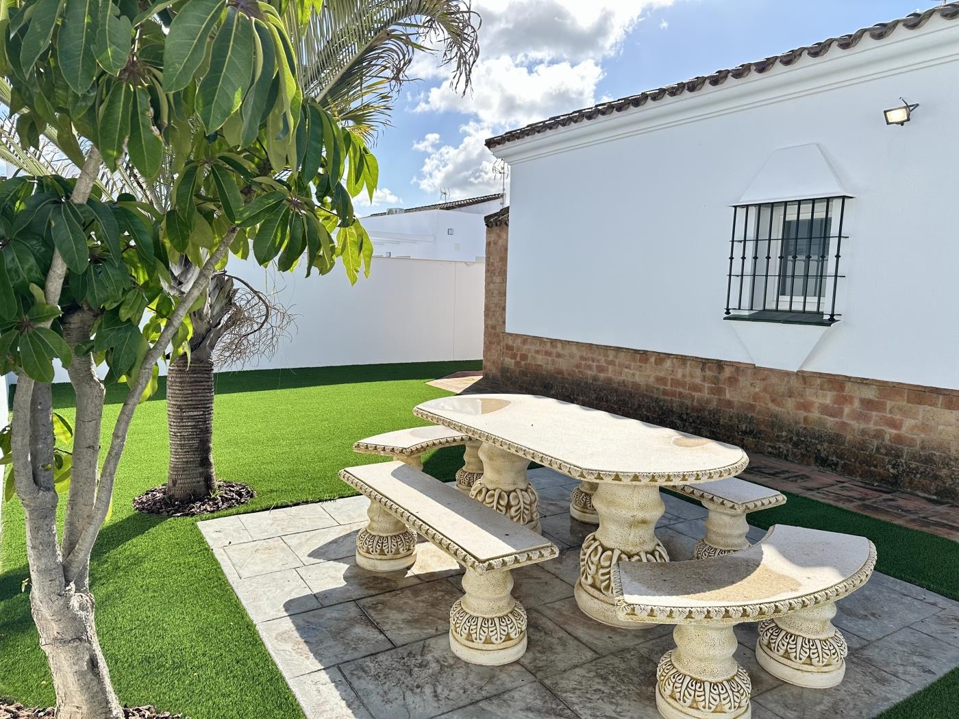 Ref P1. CHALET WITH TWO BEDROOMS AND PRIVATE POOL. in Chiclana de la Frontera