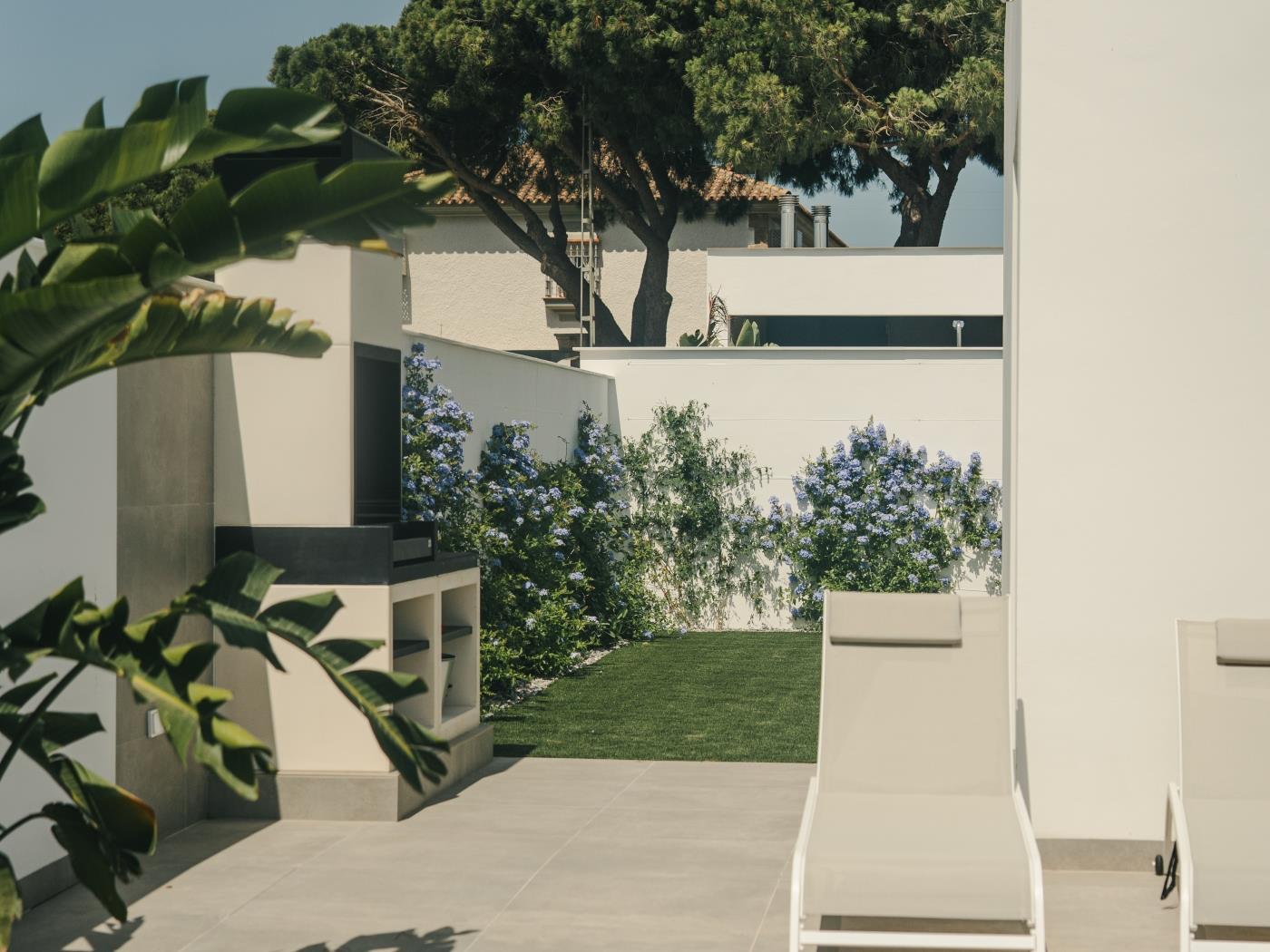 Ref A. VILLA WITH TRHEE BEDROOMS AND PRIVATE POOL. in Chiclana de la frontera