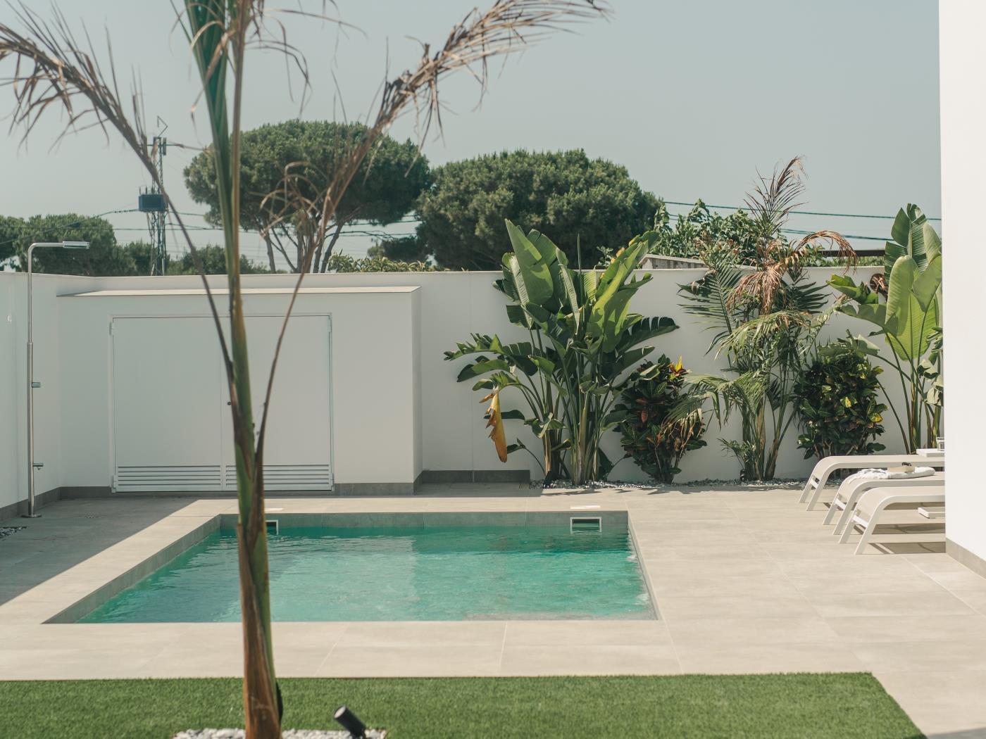 Ref B. VILLA WITH TRHEE BEDROOMS AND PRIVATE POOL. in Chiclana de la frontera