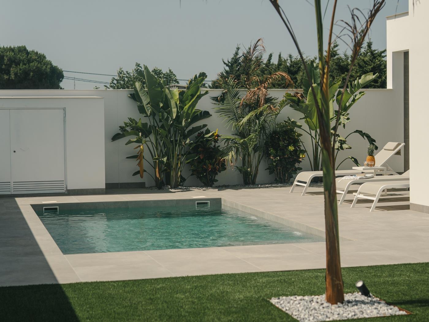 Ref B. VILLA WITH TRHEE BEDROOMS AND PRIVATE POOL. in Chiclana de la frontera